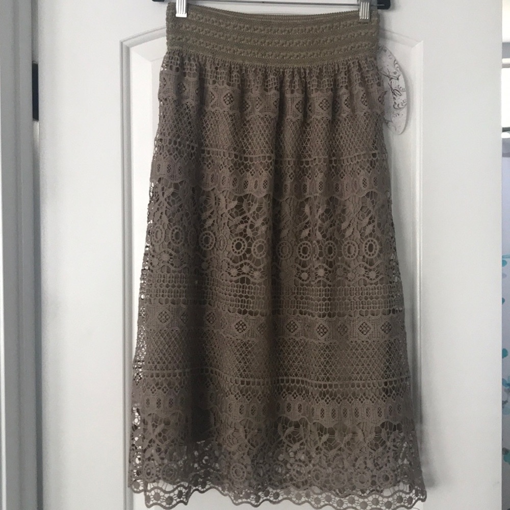 Lined lace skirt